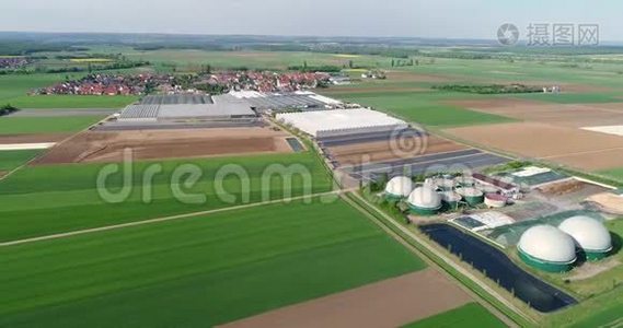 从猪场通过沼气厂的摄像头飞行。 生物质可再生能源。 现代农业欧洲联盟。 空中飞行视频