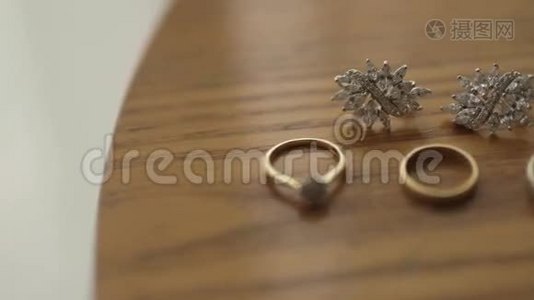 桌子上有结婚戒指视频