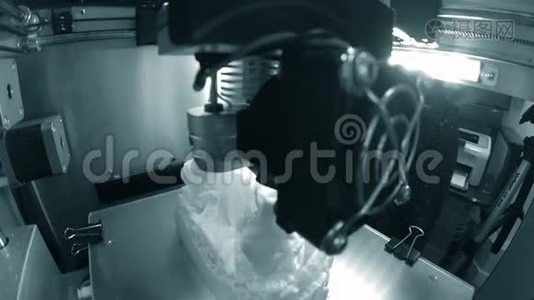 3D打印机工作关闭。视频