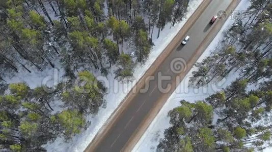 冬季景观中道路的鸟瞰图视频