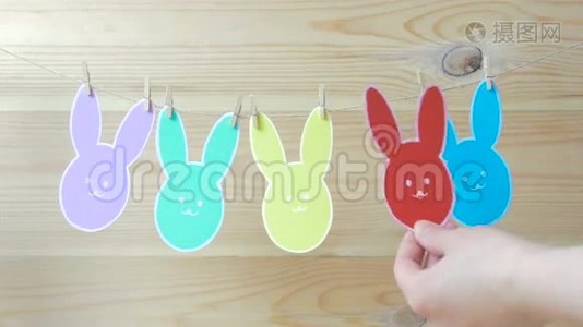 彩色纸兔和纸蛋剪影框架在画布背景下的特写视频