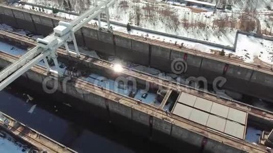 河上船只的通道，空中镜头视频