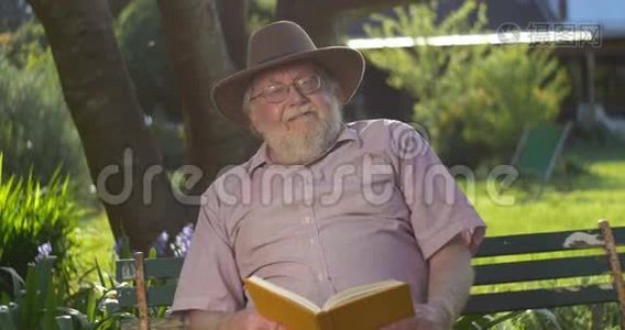 退休老人在户外放松，看书享受退休生活视频