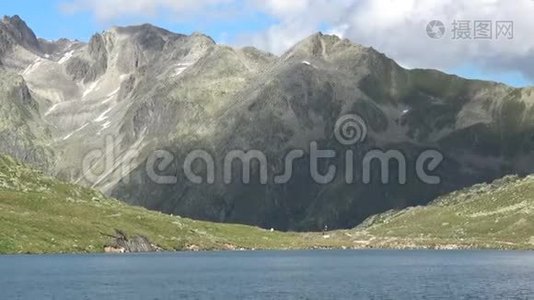 瑞士阿尔卑斯山脉的山峰和湖泊景观视频