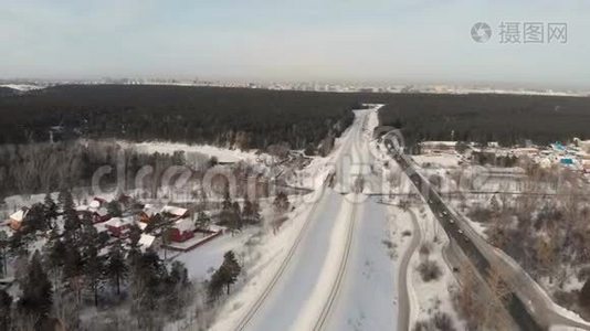 冬季景观中道路的鸟瞰图视频