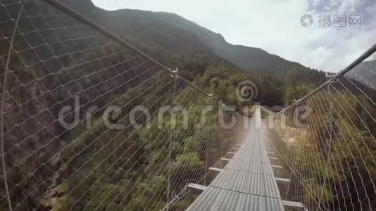 卡多尔村附近山区的吊桥。视频
