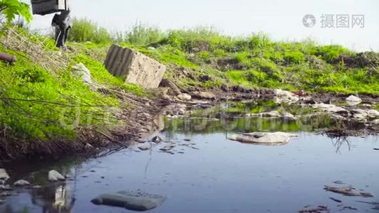生态学家采集水样。视频