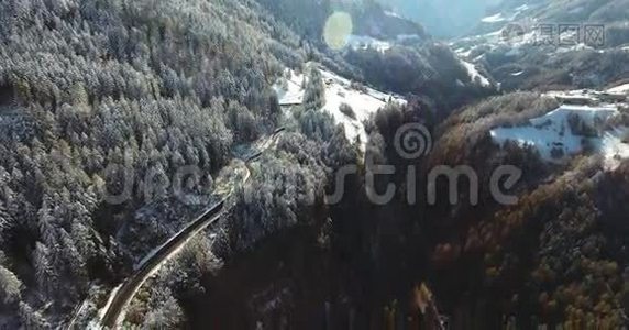 冬季瑞士山脉的鸟瞰图视频