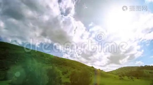 夏季4KU HD山草甸时间。 云，树，绿草和太阳光的运动..视频