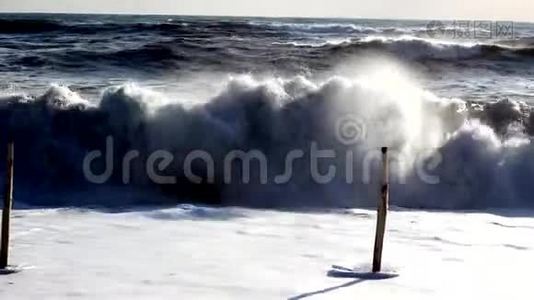 风暴，海上海岸.视频