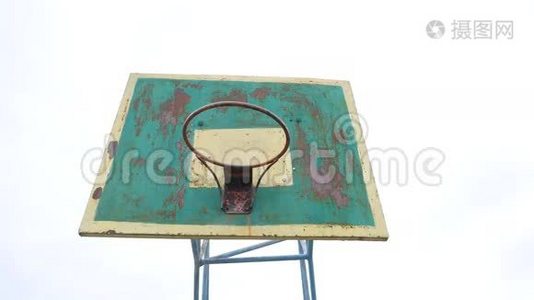旧篮球篮底景户外生锈的铁球进入篮筐视频