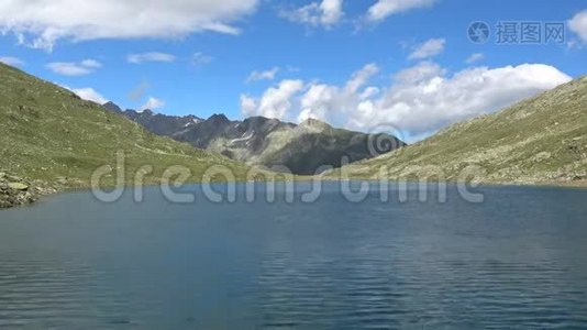 瑞士阿尔卑斯山脉的山峰和湖泊景观视频