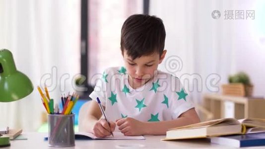 男孩在家写笔记本视频