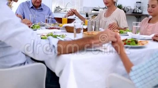 一家人在晚饭前祷告视频