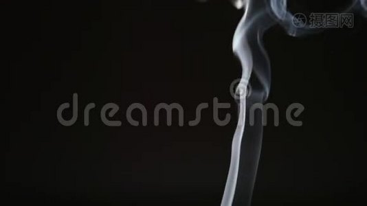 黑色背景下卷曲的烟雾视频