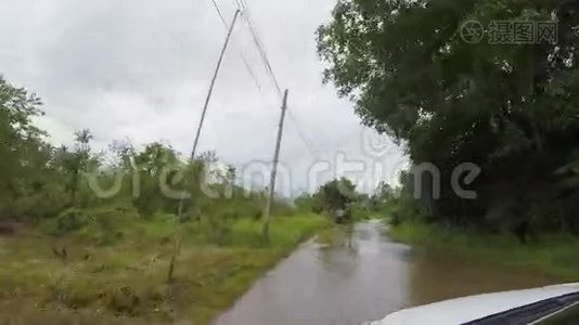 水上道路，汽车行驶.视频