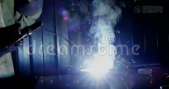 焊工焊接金属视频