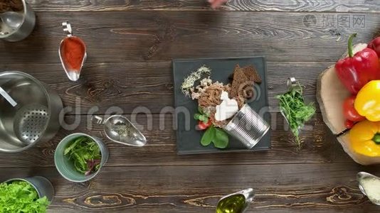 木制桌子上的健康食品。视频