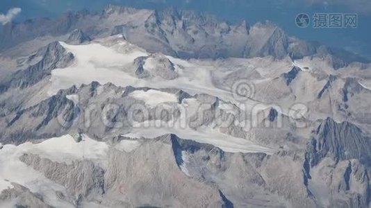 在夏季飞越阿尔卑斯山。 冰川的景观。 从飞机窗口可以看到空中景色视频
