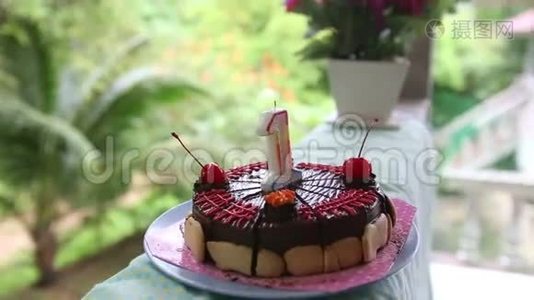 为我的生日准备一年蛋糕，配上樱桃和蜡烛视频