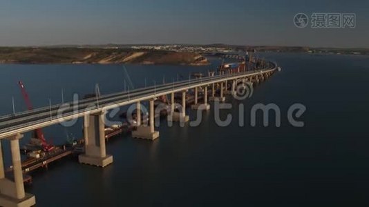 喀尔奇，俄罗斯，2018年5月16日：克里米亚大桥的鸟瞰图，克尔奇大桥，俗称克尔奇海峡大桥。视频