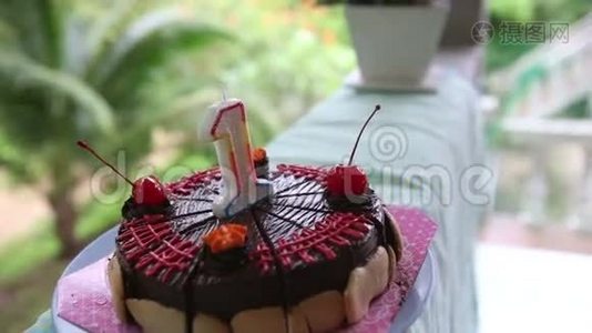 为我的生日准备一年蛋糕，配上樱桃和蜡烛视频