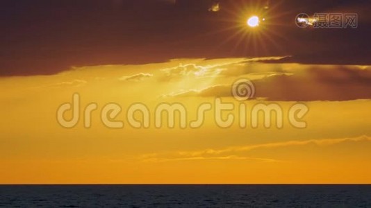 美丽的日落在海上视频