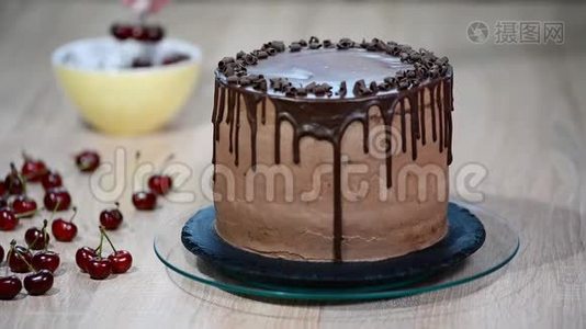 巧克力蛋糕加樱桃和巧克力奶油。视频