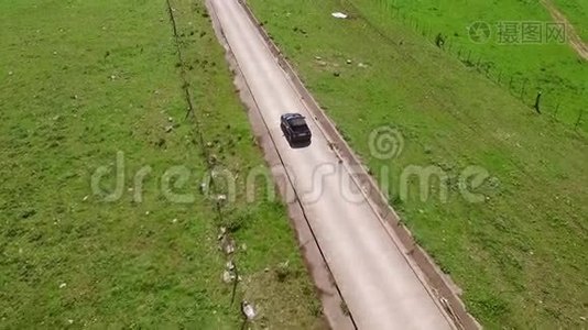 驾驶汽车的道路鸟瞰图视频