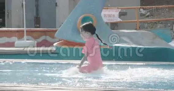 小女孩在游泳池里玩耍视频