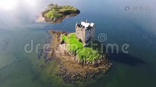 苏格兰阿尔盖尔的史塔克城堡的空中飞行视频