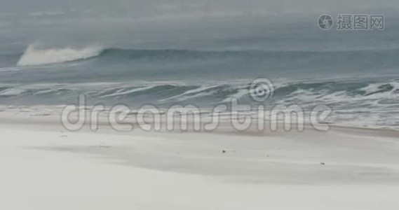 海浪拍打着海岸视频