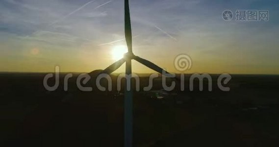 夏季风力涡轮机和农田视频