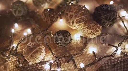 特写圣诞花环和手工球在一个有金色灯光的游戏。 圣诞节的概念。 家居装饰视频