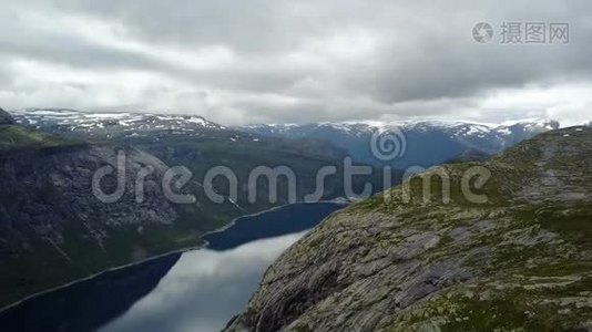 挪威空中无人驾驶飞机附近的Trolltunga和Fjord景观视频