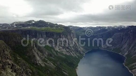 挪威空中无人驾驶飞机附近的Trolltunga和Fjord景观视频