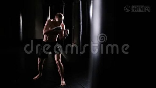 男子拳击手在拳击健身房中的击球视频