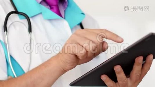 医生触摸数字平板电脑视频