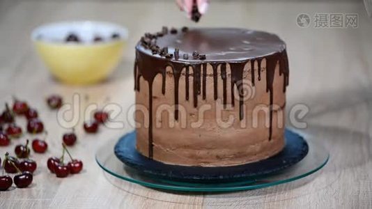 烘焙和装饰巧克力蛋糕。 巧克力蛋糕装饰视频