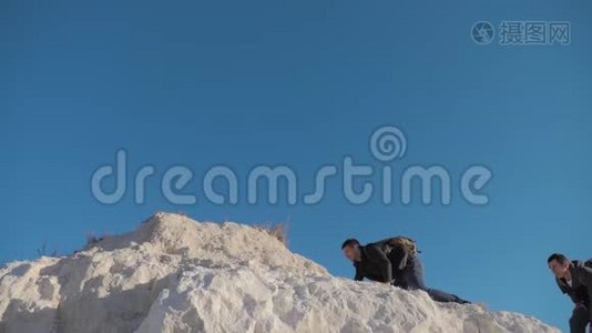 两人游客徒步探险登山者爬山的生活方式.. 慢动作视频。 徒步旅行继续视频