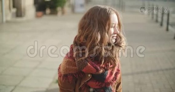 美丽的年轻女子对着照相机微笑的肖像。视频