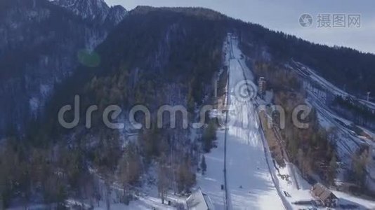 一座大型滑雪跳跃山视频