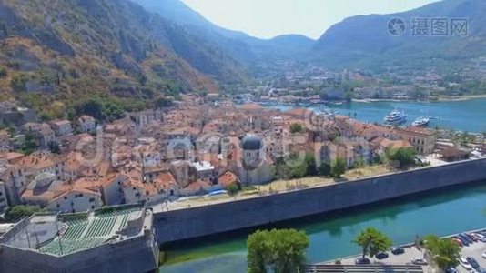 黑山Kotor老城区和海湾的鸟瞰图视频