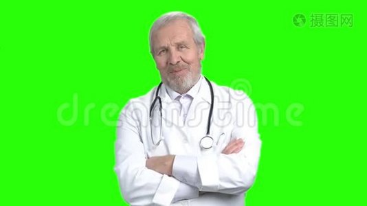 老年医生带听诊器，绿屏..视频