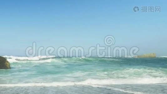 蓝色大西洋海浪在狂野的岩石海滩视频
