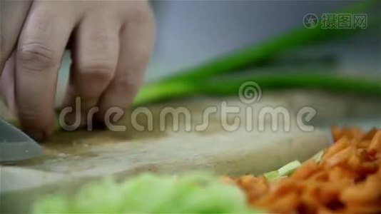 用刀慢割韭菜.视频