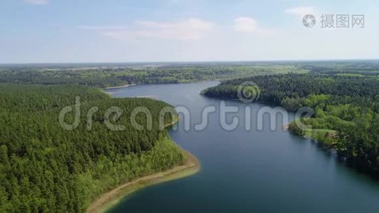 美丽的湖泊鸟瞰图.视频