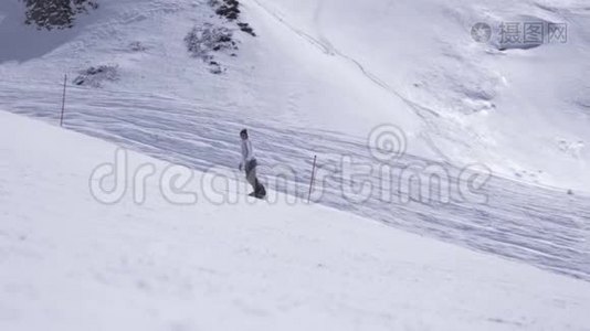 滑雪胜地。 滑雪者骑在斜坡上。 速度。 白山。 晴天视频