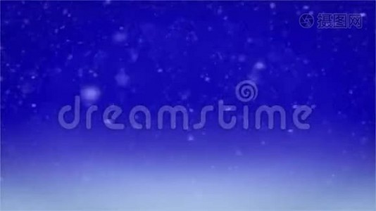 带雪的圣诞蓝色背景。 冬季背景视频