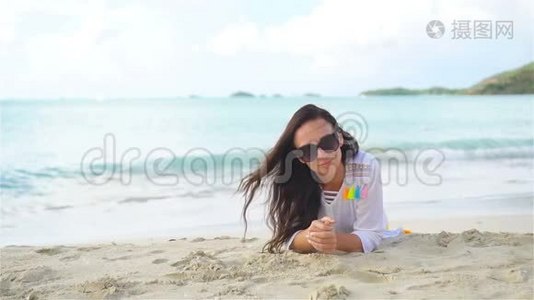 热带假日海滩上的年轻美女视频